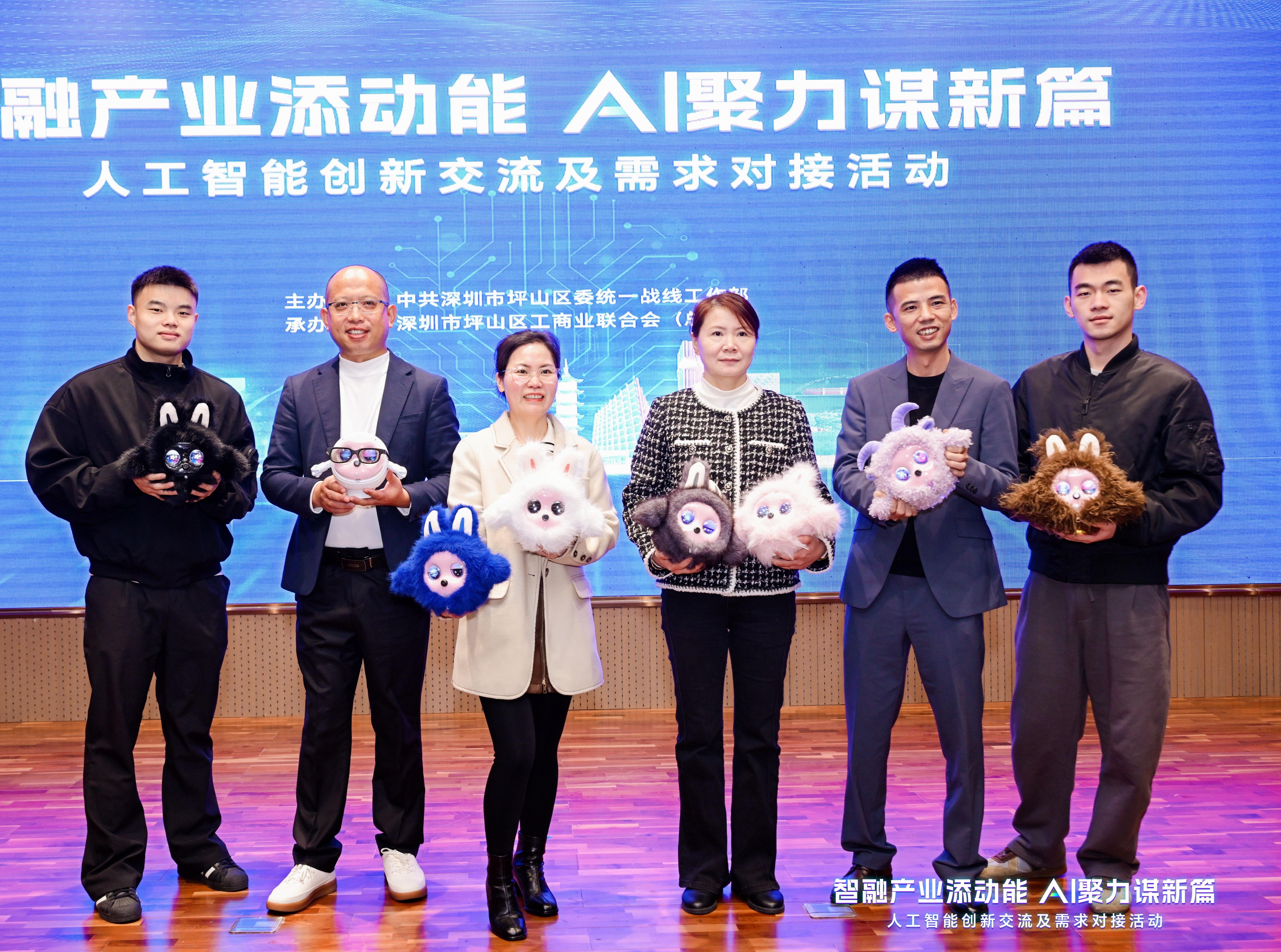 Inteligența se integrează în industrie, adăugând impuls | Robotul AI Pet K-Baby de la CNK Electronics strălucește la Pingshan Inovation Exchange, captivând publicul!